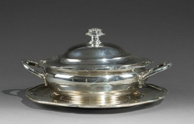 un service ancien en argent avec un couvercle et une soucoupe posée sur une autre soucoupe