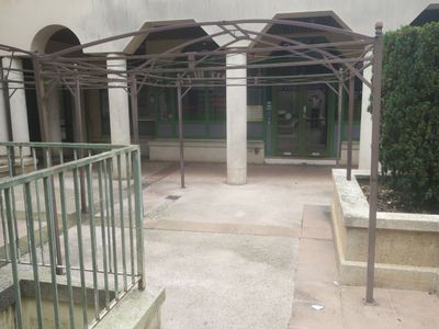 un bâtiment dont la structure métallique se trouve au centre