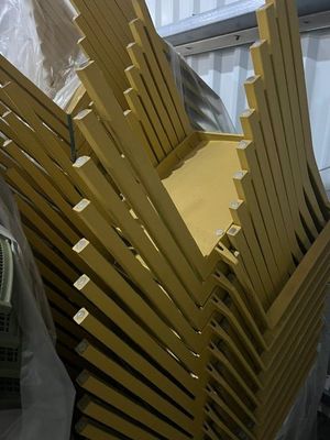 un grand nombre de chaises dans une pièce