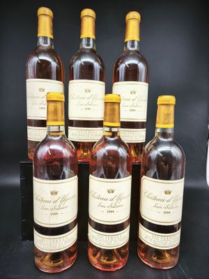 six bouteilles de vin sont alignées sur une table