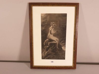 une vieille photo d'une femme assise sur un rocher, les mains sur les hanches