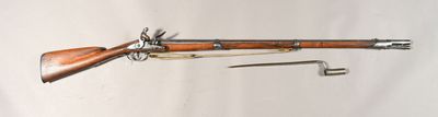 un fusil en bois muni d'une crosse en métal, sur fond blanc