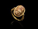 une bague égyptienne en or ornée d'un scarnap et d'un scarnap