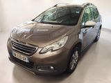 La voiture marron est garée dans la pièce blanche de l'immeuble.