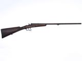 un fusil avec un canon en bois sur fond blanc