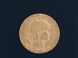 gros plan d'une pièce d'or portant un visage de femme