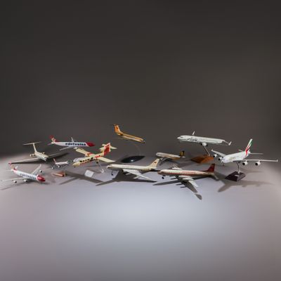 beaucoup d'avions qui volent dans le ciel