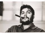 photographie en noir et blanc d'un homme avec un cigare à la bouche