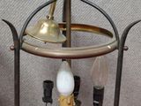 une lampe posée sur un pied