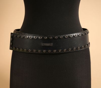 un gros plan sur la ceinture d'une femme ornée de rivets