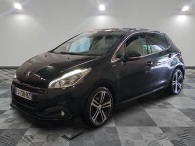 la voiture noire est garée dans le garage sur un sol en damier
