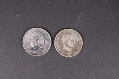 deux pièces de monnaie placées l'une à côté de l'autre sur une table