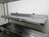 un évier en métal dans un coin de la cuisine