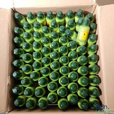 une boîte en carton remplie de bouteilles de soda vertes