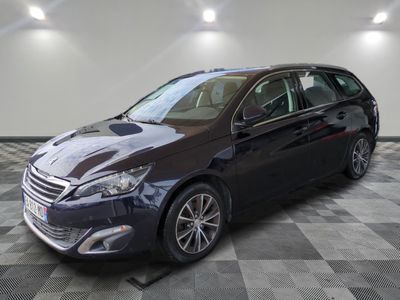 la voiture bleue est garée sur un sol en damier dans le garage