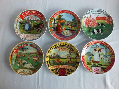 six assiettes à motifs différents posées sur une table