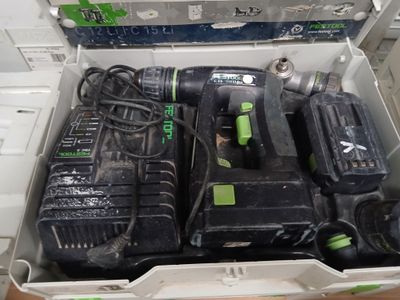 une boîte avec un tas d'outils à l'intérieur