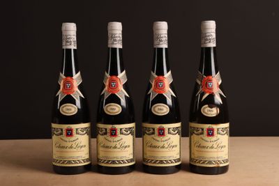 trois bouteilles de vin posées sur une table l'une à côté de l'autre