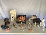 de nombreuses figurines posées sur une table à côté d'un livre