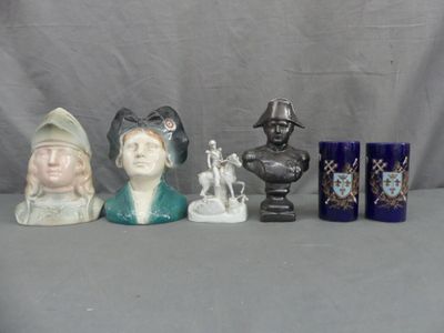 Plusieurs figurines de tailles et de formes variées sont posées sur une table