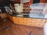 une vitrine en verre au milieu d'un parquet
