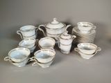un grand nombre de tasses et de soucoupes sur une table
