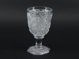 verre à vin en cristal sur fond noir, avec un fond noir