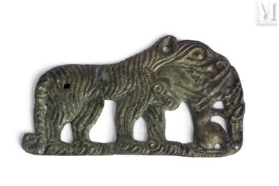 CHINE Plaque de ceinture en bronze patiné figurant un tigre …