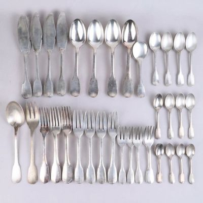 beaucoup de cuillères et de fourchettes en argent sur la table