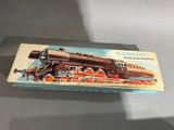 une vieille maquette de locomotive posée sur une table
