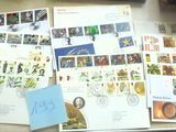 de nombreux timbres différents posés sur la table, avec des images dessus