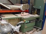 une machine posée sur une table dans une pièce