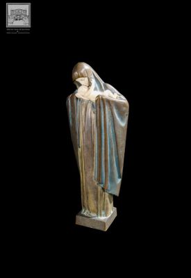 statue d'une femme portant un voile sur la tête, sur fond noir