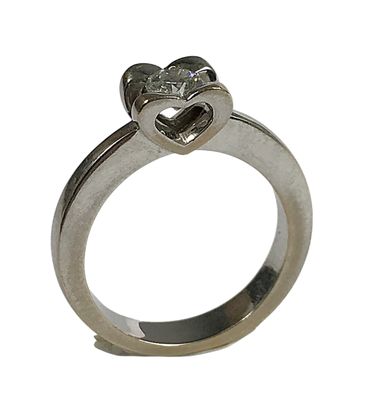 une image d'une bague en diamant sur fond blanc