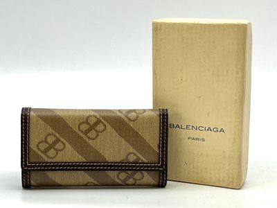 BALENCIAGA. Porte-clés en cuir marron et toile à décor du mo…
