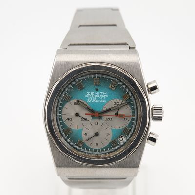 une image représentant une montre argentée avec un cadran bleu sur un fond blanc