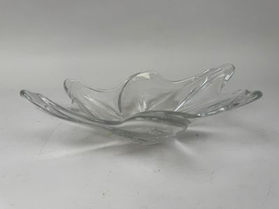 un bol en verre posé sur une table