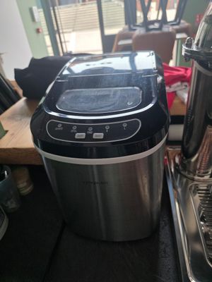 une cafetière posée sur un plan de travail à côté d'une autre cafetière