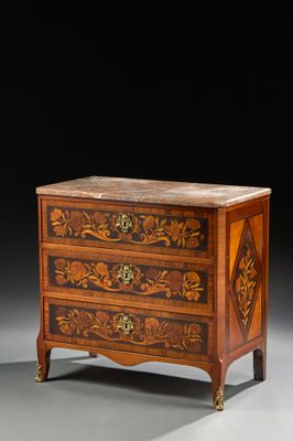une image d'une commode avec un plateau en marbre