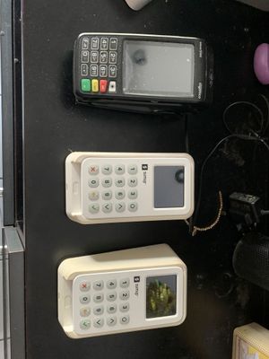 deux téléphones portables accrochés au mur l'un à côté de l'autre