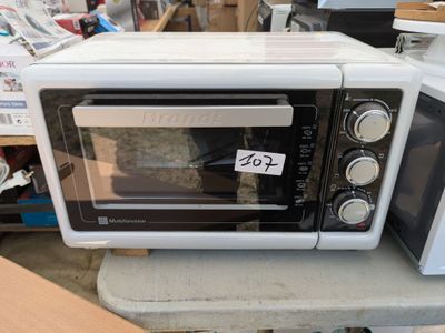 un micro-ondes posé sur une table à côté d'un four à micro-ondes