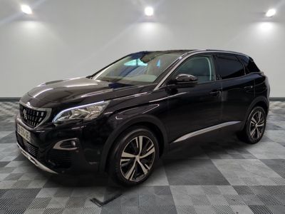 un 4x4 noir garé dans un garage au sol en damier