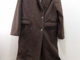 un manteau et une cravate suspendus à un cintre