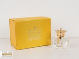 l'image d'un flacon de parfum posé à côté d'une boîte