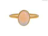 une bague en or sertie d'une pierre oplite au centre