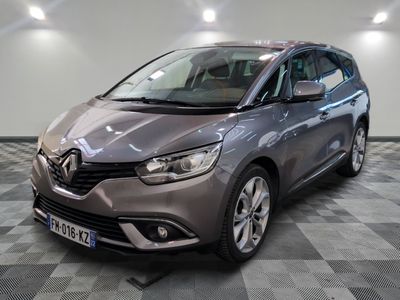 la voiture grise est garée sur un sol en damier dans le garage