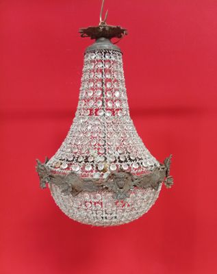 un gros plan d'un lustre suspendu à un mur rouge