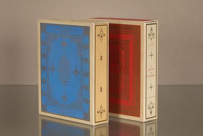 deux livres posés côte à côte sur une table