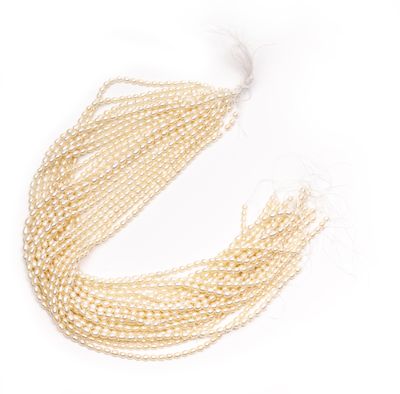 un gros plan sur un collier de perles sur fond blanc
