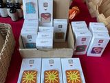 de nombreuses boîtes de biscuits posées sur une table, accompagnées de paniers de fleurs
